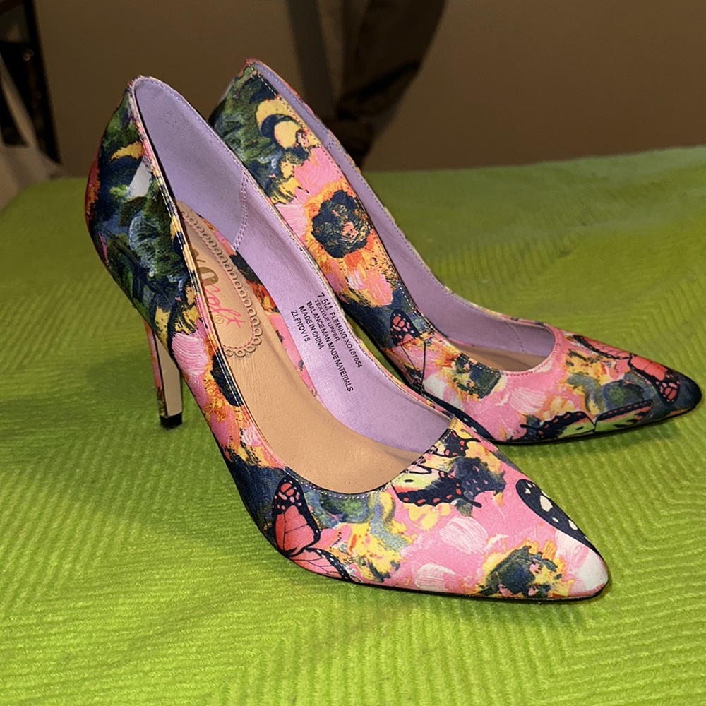 XOXO Soft Floral Garden Textile Novelty Pumps, Never worn, NWOB Size 7 1/2